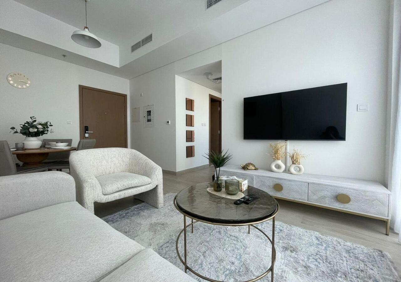 Greek Views 1 Bedroom Azizi With Terrace Dubai